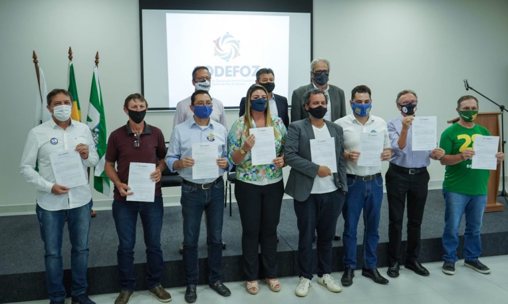 Candidatos a prefeito assinam documento do Codefoz para o desenvolvimento e a retomada econômica