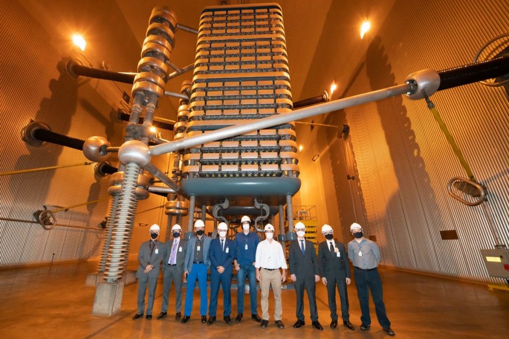 Diretor-geral brasileiro de Itaipu visita subestação de Furnas