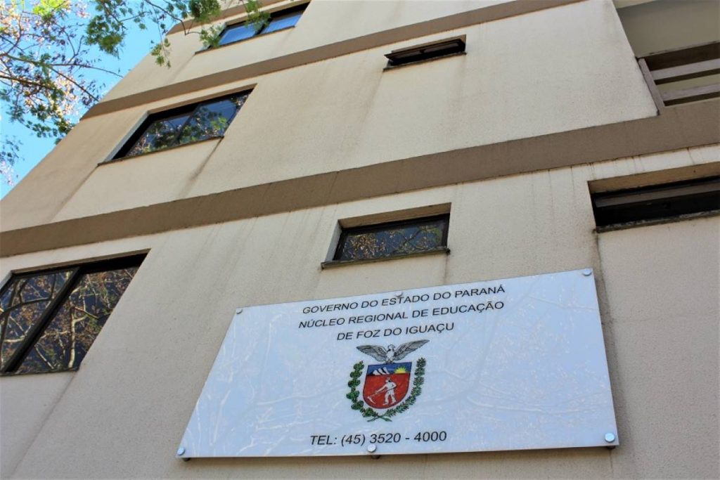Educadores protestam em Foz para questionar destituição de diretores de escolas