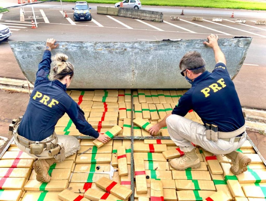 PRF apreende mais de 1t de maconha na BR-277; prejuízo é de R$ 1,1 mi ao crime