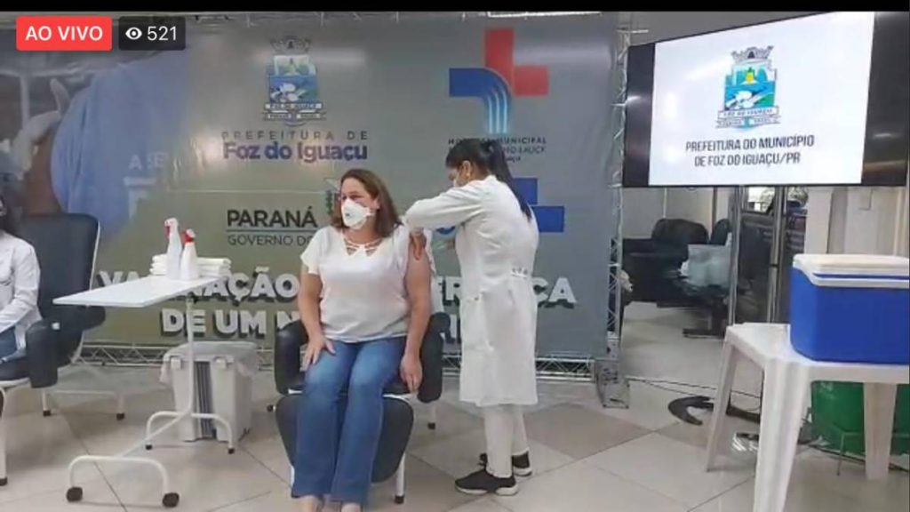 Enfermeira Karin Aline Zilli é a primeira vacinada contra a covid-19 em Foz