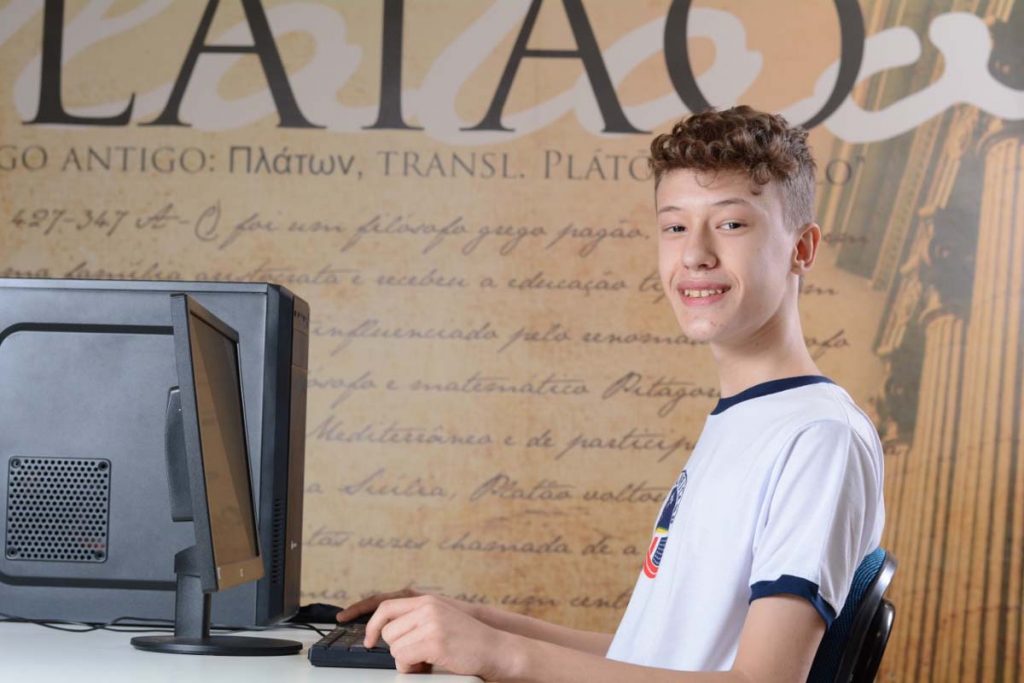 Colégio Anglo Vila A inova com mais aulas de tecnologia