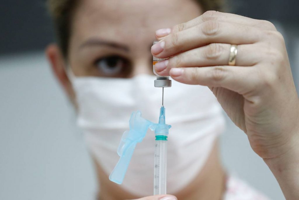 Paraná recebe nova remessa de vacina e começará a imunizar idosos acima de 90 anos