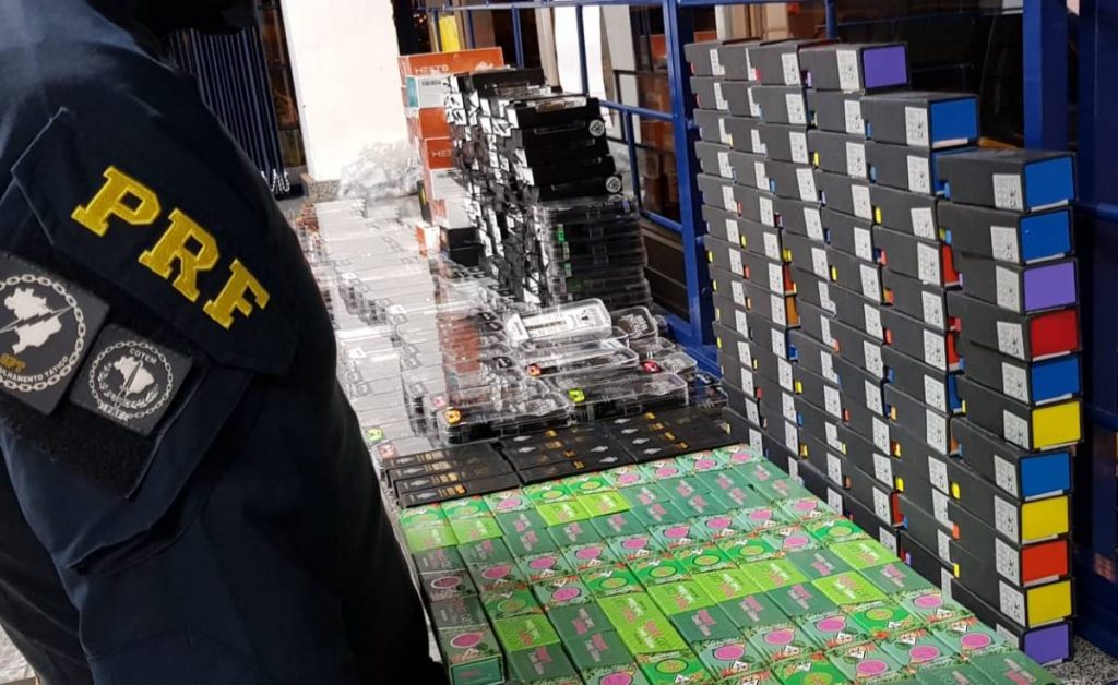PRF apreende 408 cigarros eletrônicos de maconha líquida com moradora de Foz 