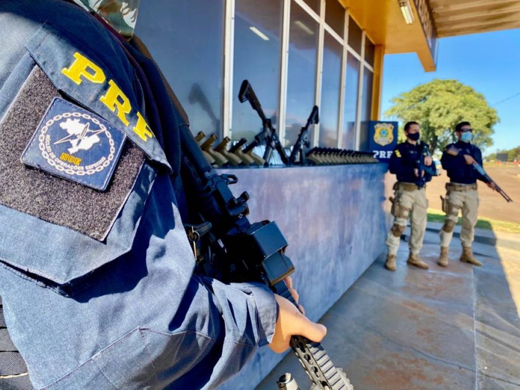 Arsenal retido na BR-277. PRF apreende 2 fuzis e 31 pistolas de mira a laser