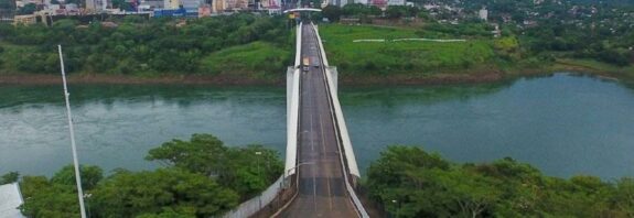 Vista aérea da Ponte da Amizade, com Ciudad del Este ao fundo. Imagem: Marcos Labanca / H2FOZ.