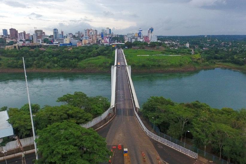 Vista aérea da Ponte da Amizade, com Ciudad del Este ao fundo. Imagem: Marcos Labanca / H2FOZ.