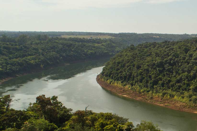 O Rio Iguaçu está povoado de portos clandestinos - Foto: Marcos Labanca/H2FOZ