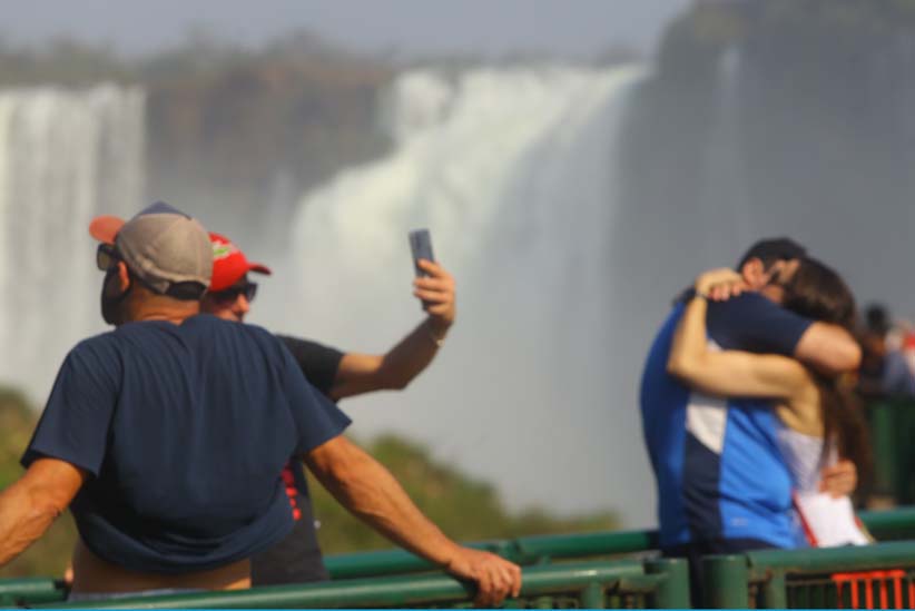 Pessoas de 30 nacionalidades conheceram ou revisitaram o maior conjunto de quedas d’água do mundo - Foto: Edison Emerson (Cataratas S/A)