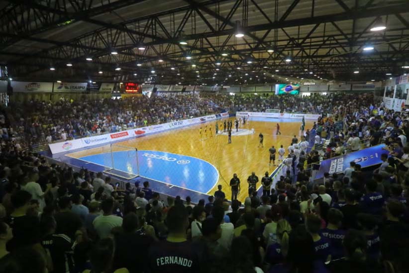 Torcida no Ginásio Costa Cavalcanti, em Foz do Iguaçu. Foto: Nilton Rolin/Foz Cataratas Futsal