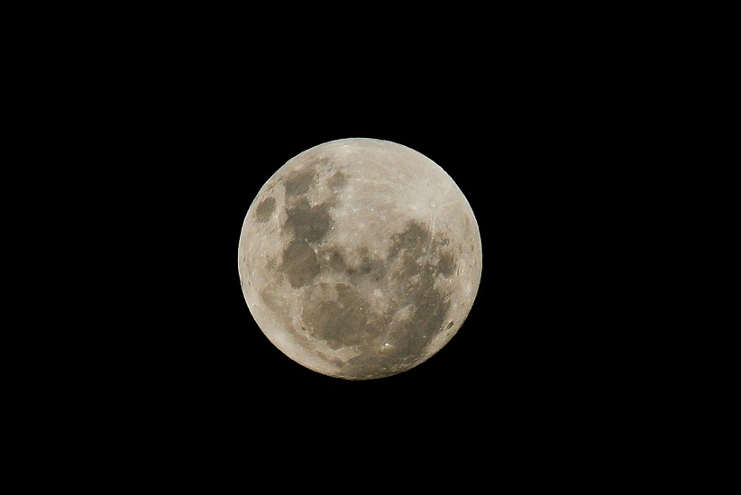 Lua cheia na fronteira, em registro do fotógrafo Marcos Labanca para o H2FOZ.