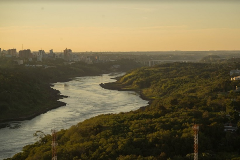 Pôr do sol sobre o Rio Paraná, em registro do fotógrafo Marcos Labanca para o H2FOZ.