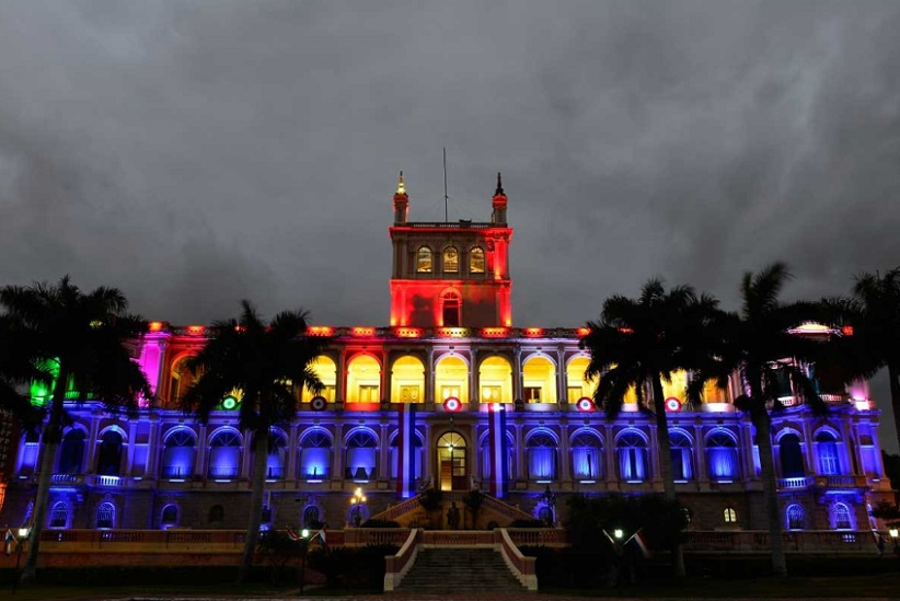Iluminação temática no Palácio de López, sede da Presidência do Paraguai. Imagem: Gentileza/Visit Paraguay