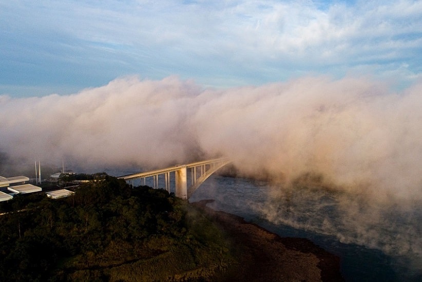 Névoa em dia de frio na Ponte da Amizade, no registro de Marcos Labanca para o H2FOZ