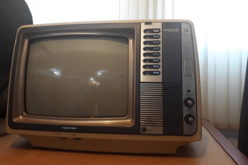 Televisor Toshiba VHF, um dos clássicos dos lares na década de 1980. Imagem: Guilherme Wojciechowski