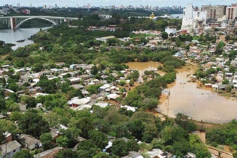 Bairro San Rafael, em Ciudad del Este, costuma ser a área mais atingida pelas cheias do Rio Paraná na fronteira. Imagem: Gentileza/Itaipu Binacional/Paraguai