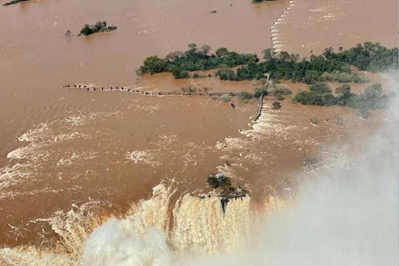 Cheia de outubro de 2022 afetou a passarela e o mirante da Garganta do Diabo no lado argentino. Imagem: Gentileza/Helisul