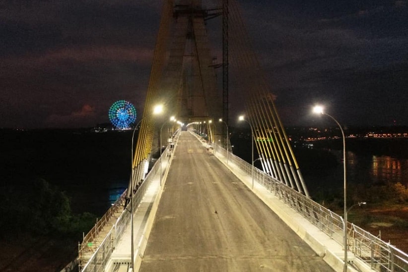 Ponte da Integração iluminada, em fotografia tirada do lado paraguaio. Ao fundo, a roda gigante na margem brasileira. Imagem: Gentileza/Itaipu Binacional