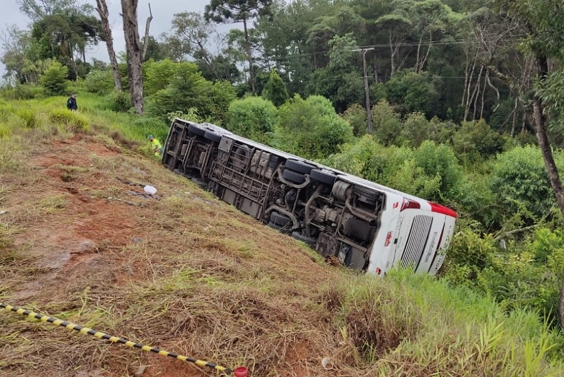 Ônibus tinha como destino Foz do Iguaçu. Acidente ocorreu à 1h50, na região de Irati. Imagem: Gentileza/Polícia Rodoviária Federal