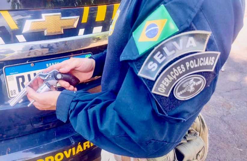 Homem é preso com revólver na BR-277 e diz ter ganhado de presente no Paraguai