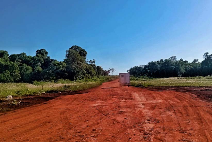 Caminhões já trafegam pelo trecho em obras da Perimetral Leste em Foz do Iguaçu. Imagem: Marcos Labanca/H2FOZ