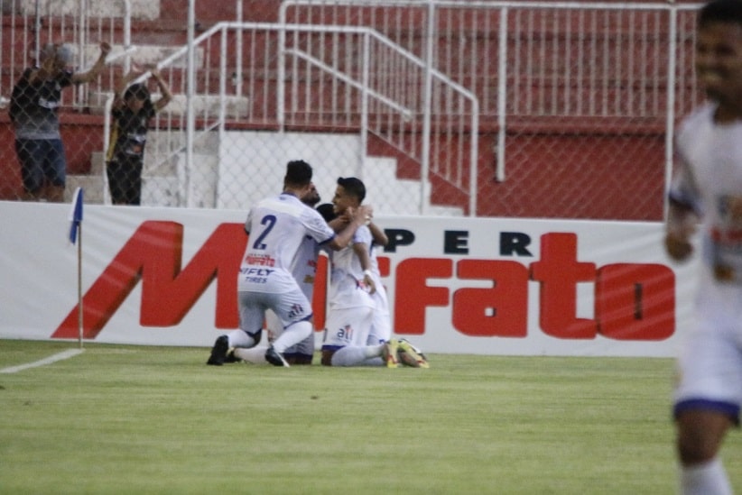 Jogadores comemoram o gol da primeira vitória do Foz do Iguaçu FC no Paranaense 2023. Imagem: Abel da Banca