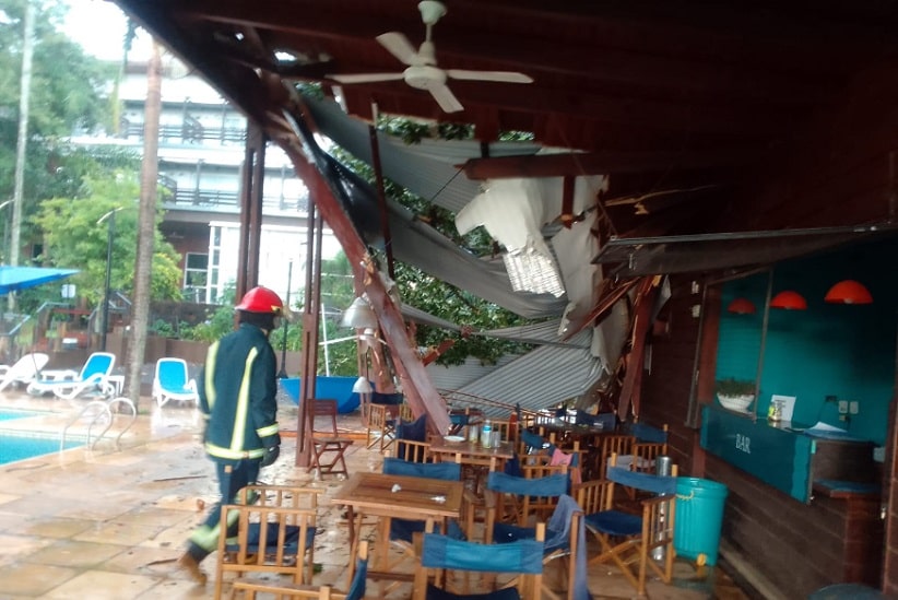 Árvore atingiu o telhado do bar que fica ao lado da piscina do hotel. Imagem: Gentileza/Bombeiros Voluntários de Puerto Iguazú