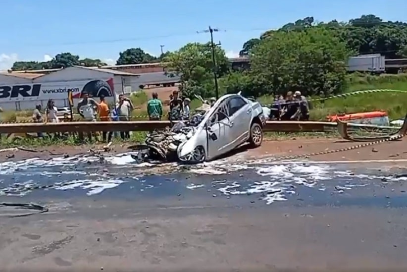 Imagem captada em vídeo pela página Foz Urgente mostra o estado do veículo acidentado na BR-277 em Foz do Iguaçu. Imagem: Reprodução/Foz Urgente