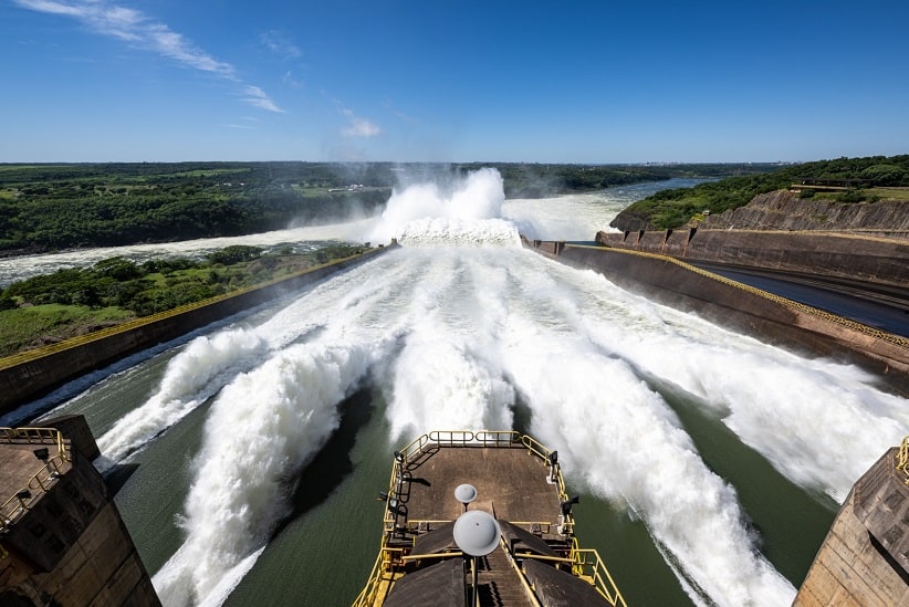 Vertedouro visto do alto, no momento da passagem do ônibus do passeio Itaipu Panorâmica pelo alto da barragem. Imagem: Rafael Kondlatsch/Itaipu Binacional