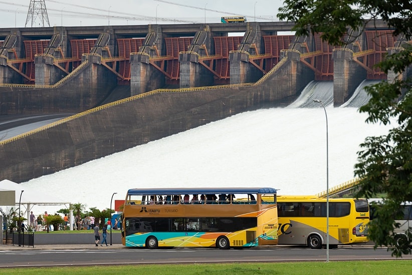 Passeio Itaipu Panorâmica proporciona vista privilegiada do vertedouro. Imagem: Rubens Fraulini/Itaipu Binacional