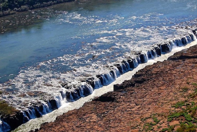 Vista aérea dos saltos do Moconá/Yucumã, na fronteira entre Brasil e Argentina. Imagem: Gentileza/Ministério do Turismo de Misiones