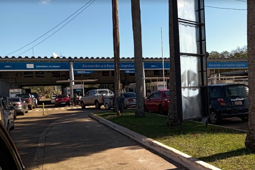 Fila de veículos na aduana argentina, em Puerto Iguazú. Imagem: Marcos Labanca/H2FOZ