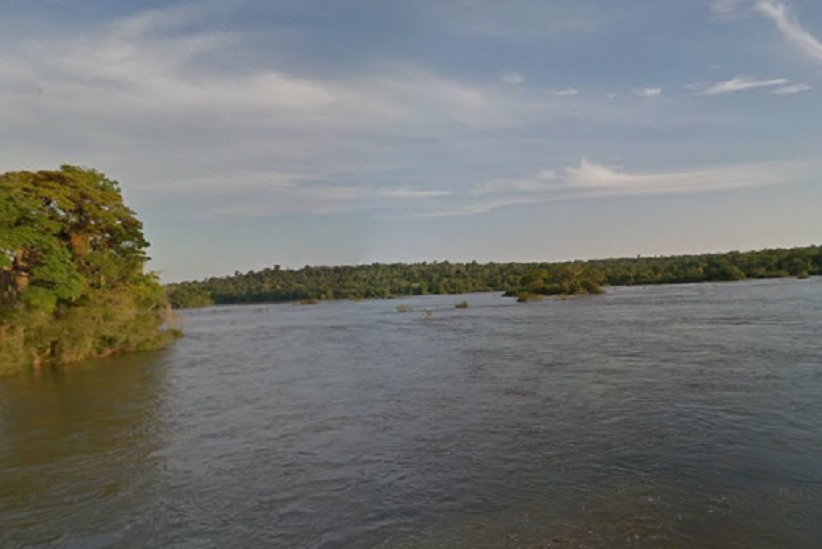 Trecho superior do Rio Iguaçu, margem argentina, acima das Cataratas. Imagem: Google Street View