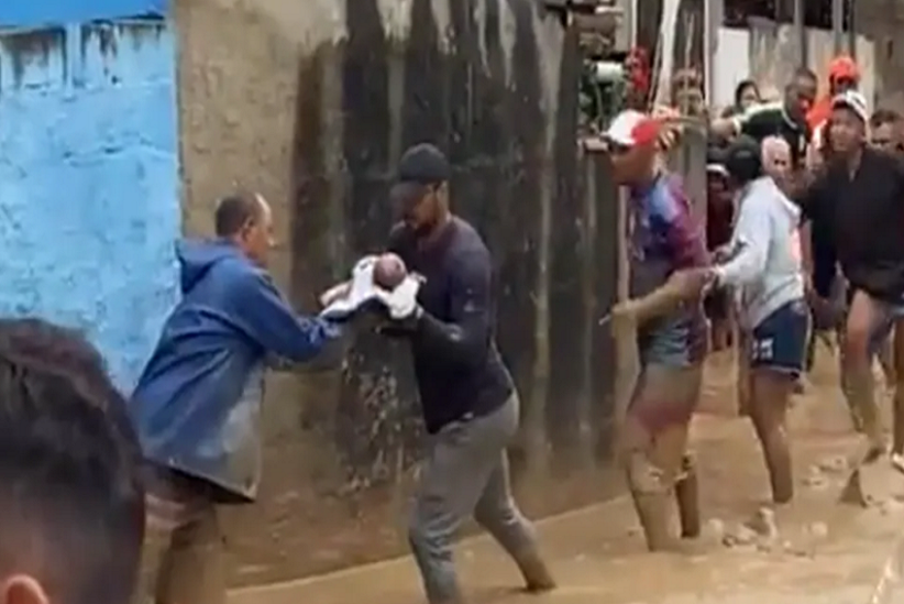 A cidade de São Sebastião foi tomada por lama e também solidariedade, com moradores ajudando no resgate