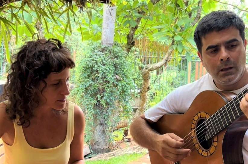 Duo leva show gratuito de música latino-americana a Puerto Iguazú
