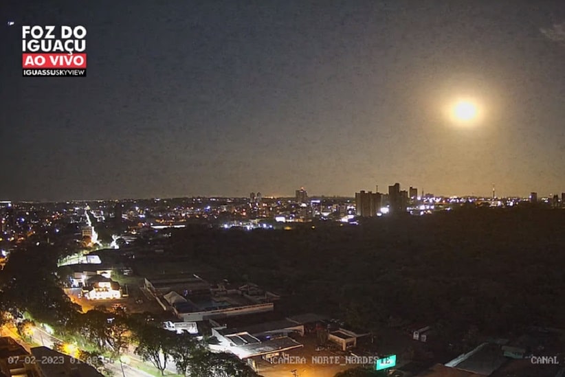 Clarão visto no céu de Foz do Iguaçu na madrugada desta terça-feira (7). Imagem: Reprodução/SSC Foz do Iguaçu