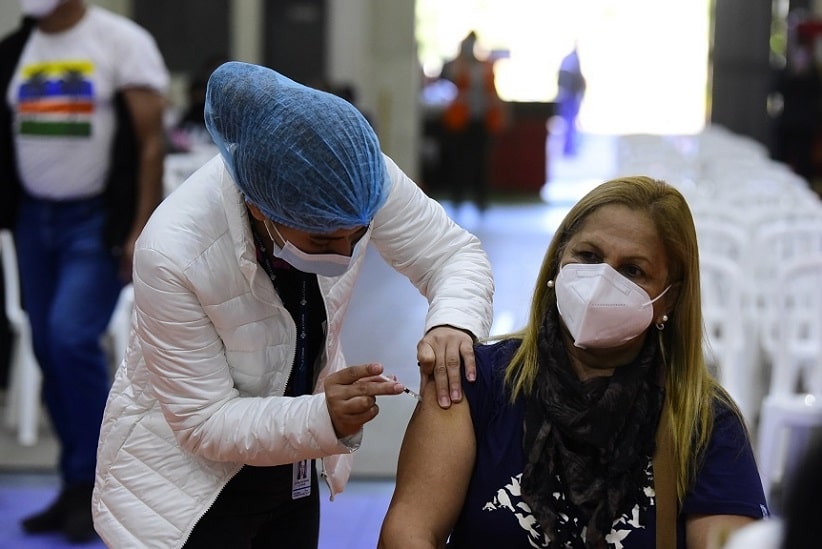 Vacinação contra o novo coronavírus no Paraguai. Imagem: Gentileza/Ministério da Saúde Pública e Bem-Estar Social