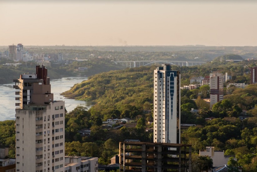 Rio Paraná e Ponte da Amizade vistos do alto de um prédio na área central de Foz do Iguaçu. Imagem: Marcos Labanca/H2FOZ