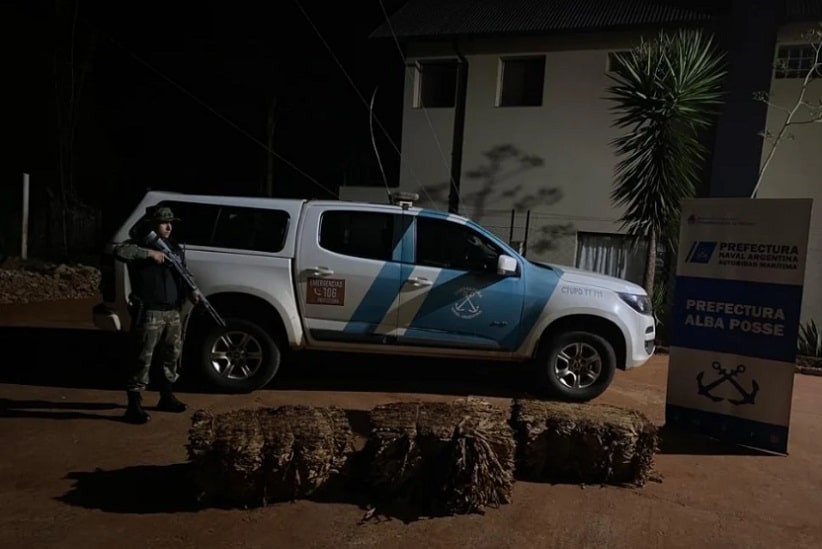 Fardos de tabaco apreendidos durante o procedimento na fronteira. Imagem: Gentileza/Prefeitura Naval Argentina