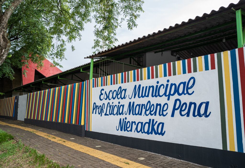 Há mais de duas décadas, escola funciona embaixo de arquibancadas à espera de uma sede em Foz do Iguaçu