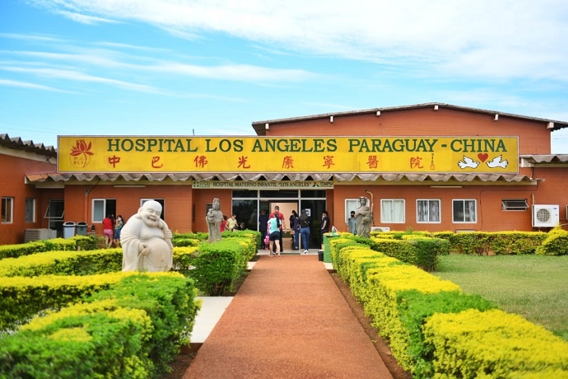 Fachada do Hospital Los Ángeles, construído com a cooperação da comunidade de origem chinesa no Paraguai. Imagem: Gentileza/Itaipu Binacional