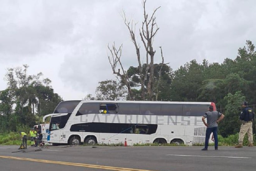 Remoção do ônibus acidentado na BR-277, em imagem compartilhada no Twitter pelo embaixador da Argentina no Brasil, Daniel Scioli
