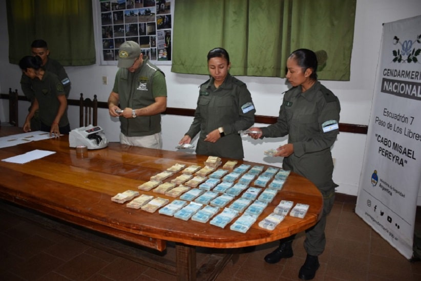 Militares da Gendarmería Nacional Argentina mostram as cédulas apreendidas. Imagem: Gentileza/Gendarmería