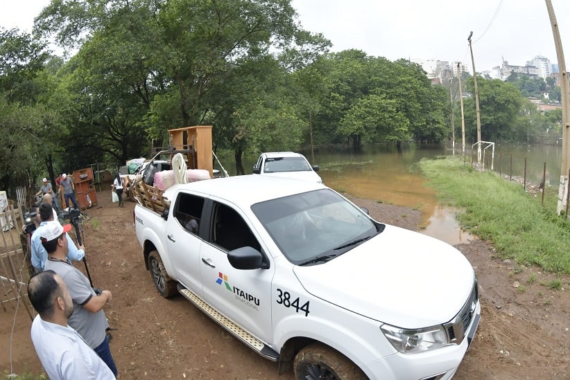 Águas do arroio Acaraymí, represadas pela cheia do Paranazão, provocam inundações no bairro San Rafael em Ciudad del Este. Imagem: Ever Portillo/Itaipu Binacional