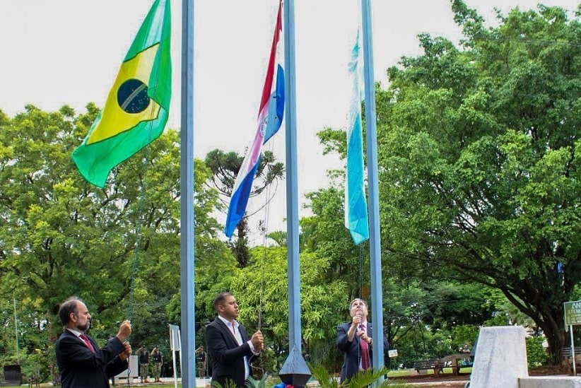 Bandeiras dos três países no Marco Zero, localizado nas proximidades da Ponte da Amizade. Imagem: Gentileza/Prefeitura de Ciudad del Este