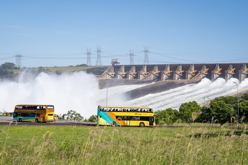 Visitantes do passeio Itaipu Panorâmica apreciam a vista do Mirante do Vertedouro. Imagem: Rafael Kondlatsch/Itaipu Binacional