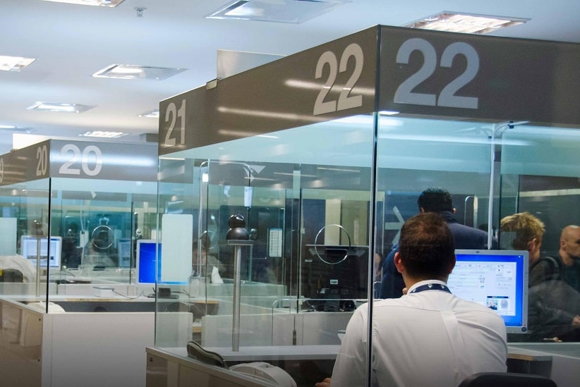 Guichê do setor de Migrações no Aeroporto Internacional de Ezeiza, principal porta de entrada à Argentina por via aérea. Imagem: Gentileza/DNM