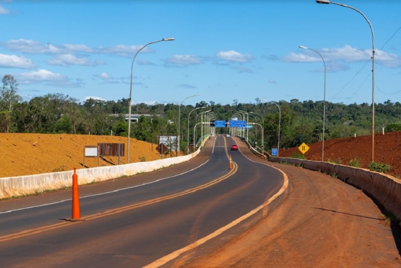 Fila na fronteira, com sol de rachar o coco? É preciso ter coragem! Imagem: Marcos Labanca/H2FOZ