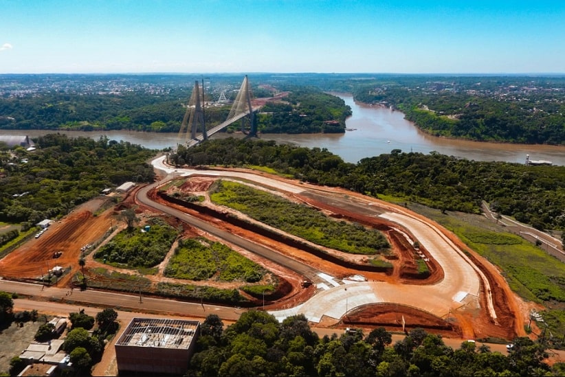 Vista aérea da cabeceira paraguaia da Ponte da Integração, em Presidente Franco. Imagem: Gentileza/MOPC
