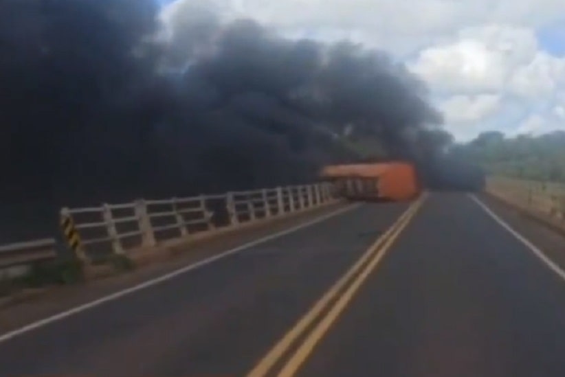 Caminhão acidentado sobre a ponte do Rio Jejuí, em imagem difundida pelo canal de notícias NPY.